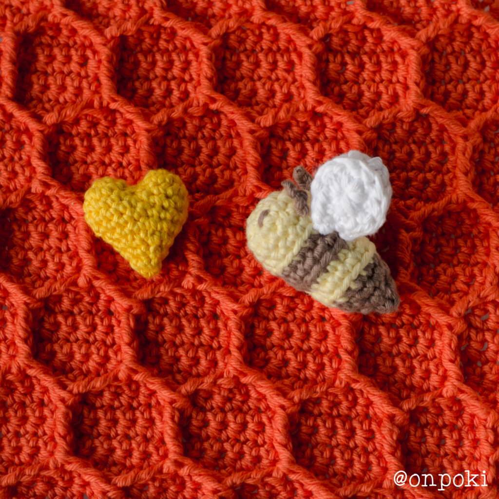 Free crochet bee pattern by Onpoki – handmade amigurumi design